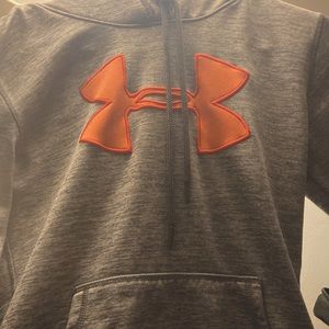 Under armor hoodie been worn 2 times to small